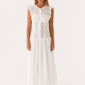 Elegant White Sleeveless Dress